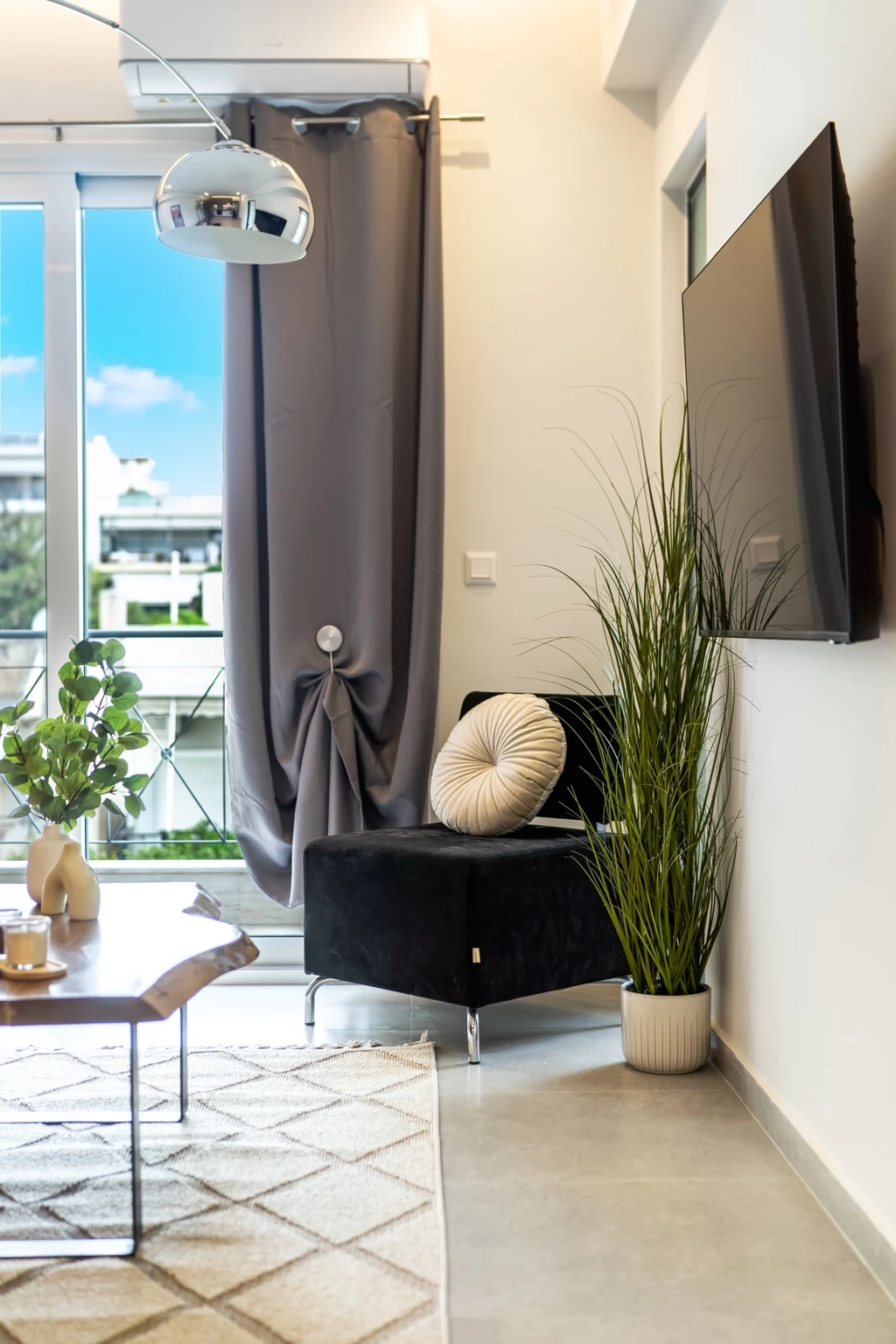 OCC Design Apartment — Πολυθρόνα και τοξωτό φωτιστικό στο καθιστικό