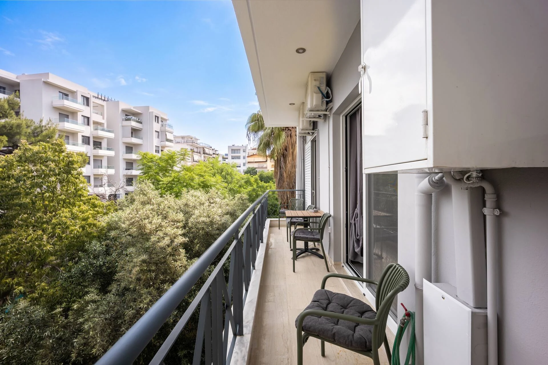 OCC Design Apartment — Μπαλκόνι με καθιστικό και θέα στη γειτονιά