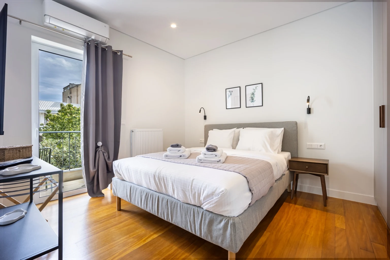 OCC Design Apartment — Υπνοδωμάτιο με ξύλινο δάπεδο και έξοδο στο μπαλκόνι