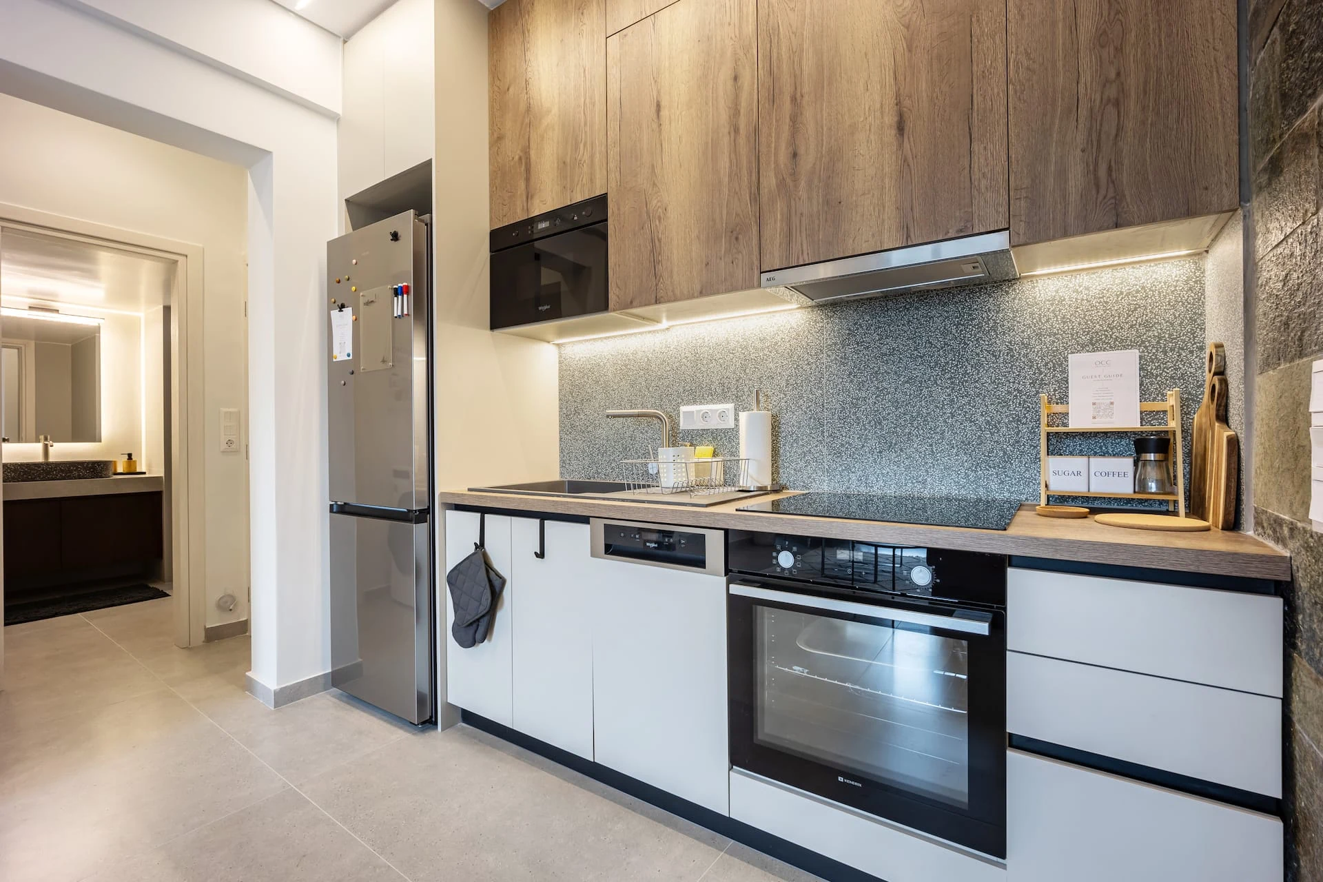OCC Design Apartment — Κουζίνα με ξύλινες επιφάνειες και εντοιχισμένες συσκευές