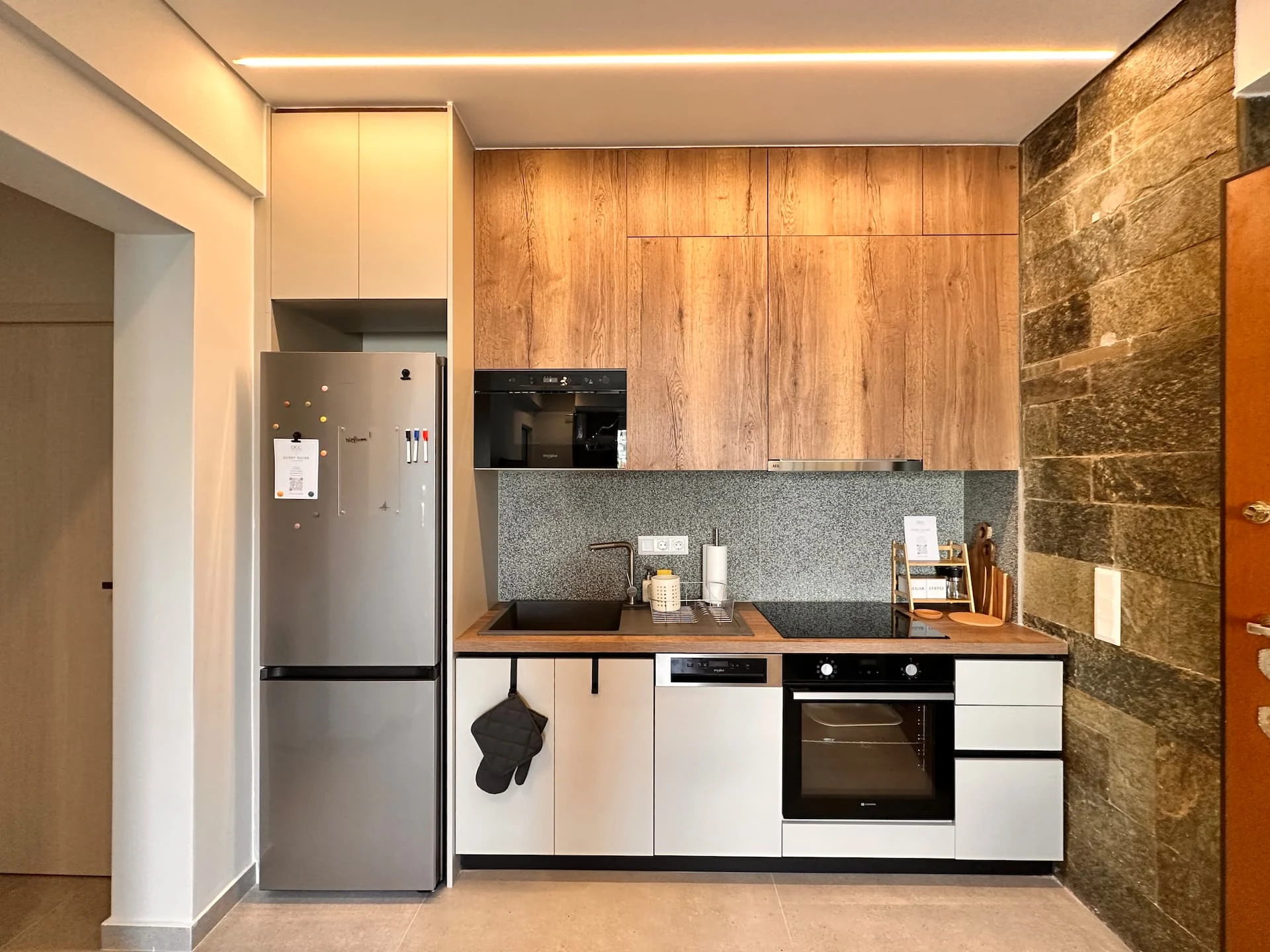 OCC Design Apartment — Πάγκος και ερμάρια κουζίνας
