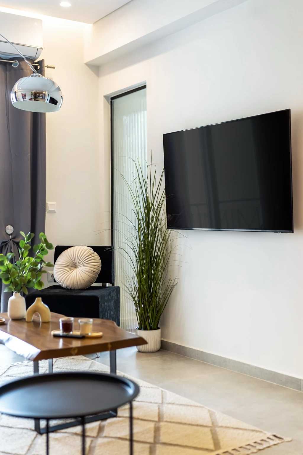 OCC Design Apartment — Καθιστικό με επιτοίχια τηλεόραση