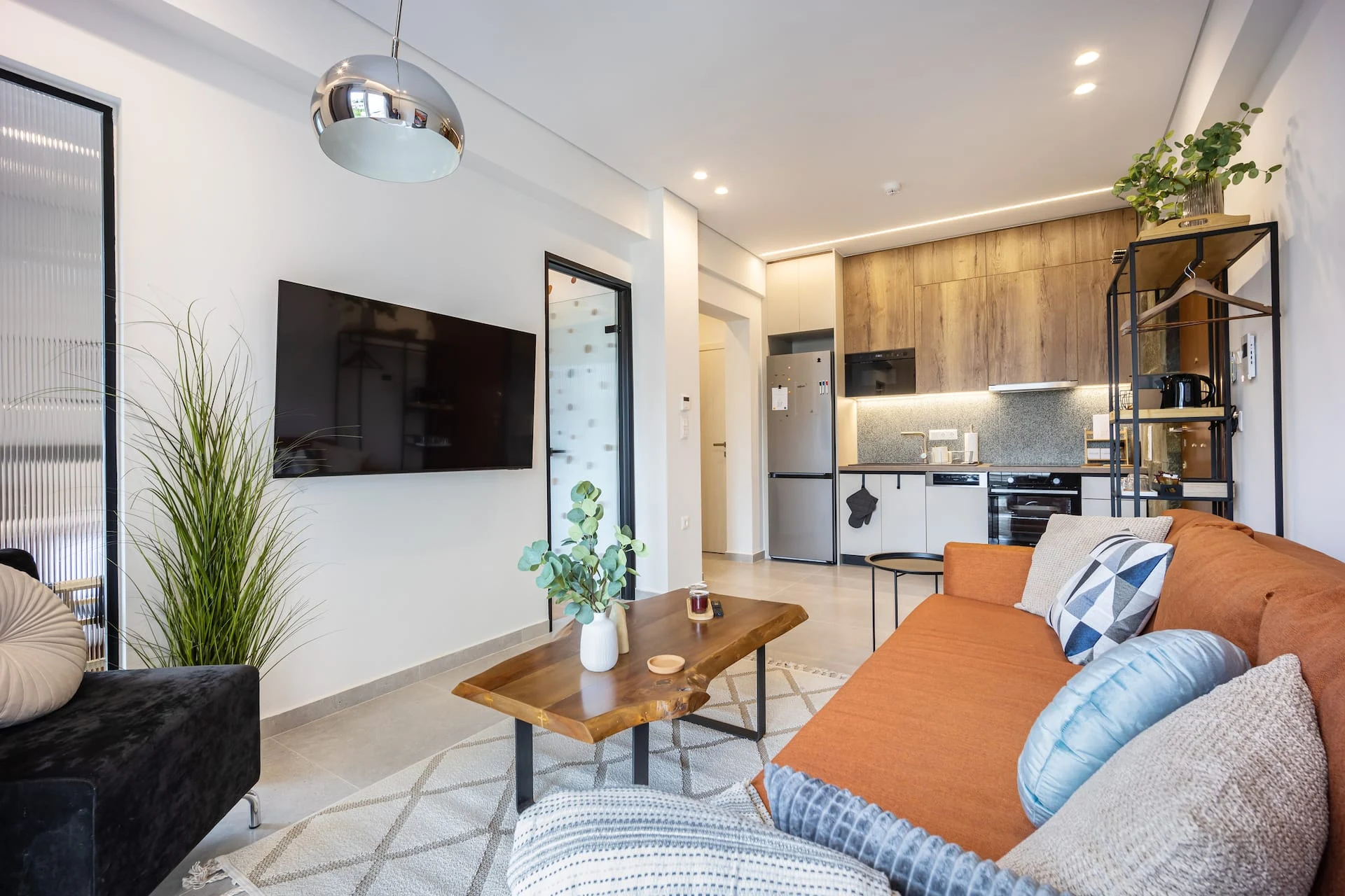 OCC Design Apartment — Καθιστικό και κουζίνα σε ενιαίο χώρο